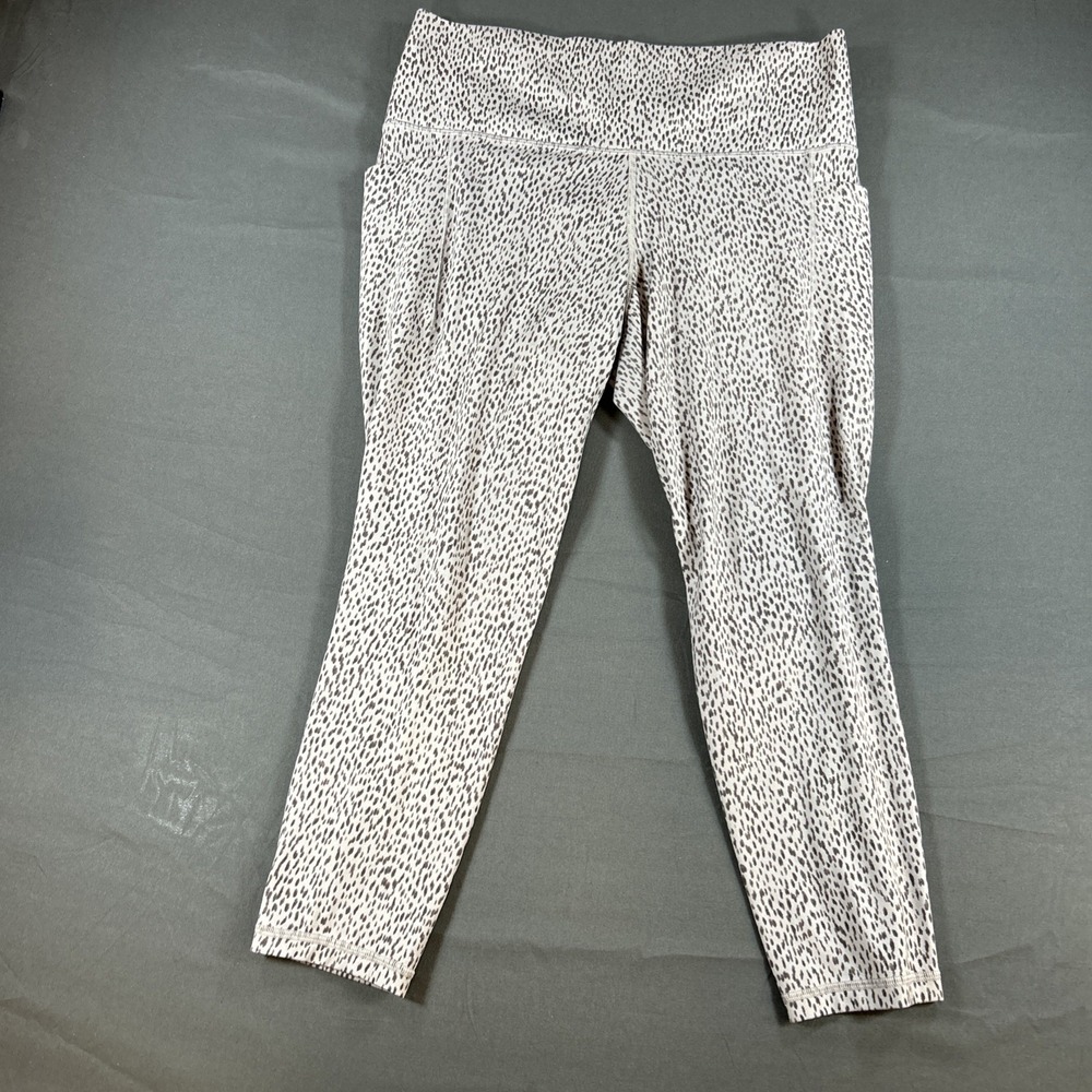 Athleta Salutation Stash Pocket II Print Capri Leggings Animal sz L Running Yoga